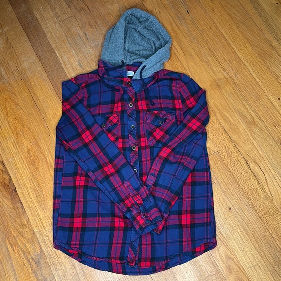 Love Tree Tops - Love Tree size medium ⠀
⠀
Flannel with detachable cotton hood ⠀
⠀
Lightly used